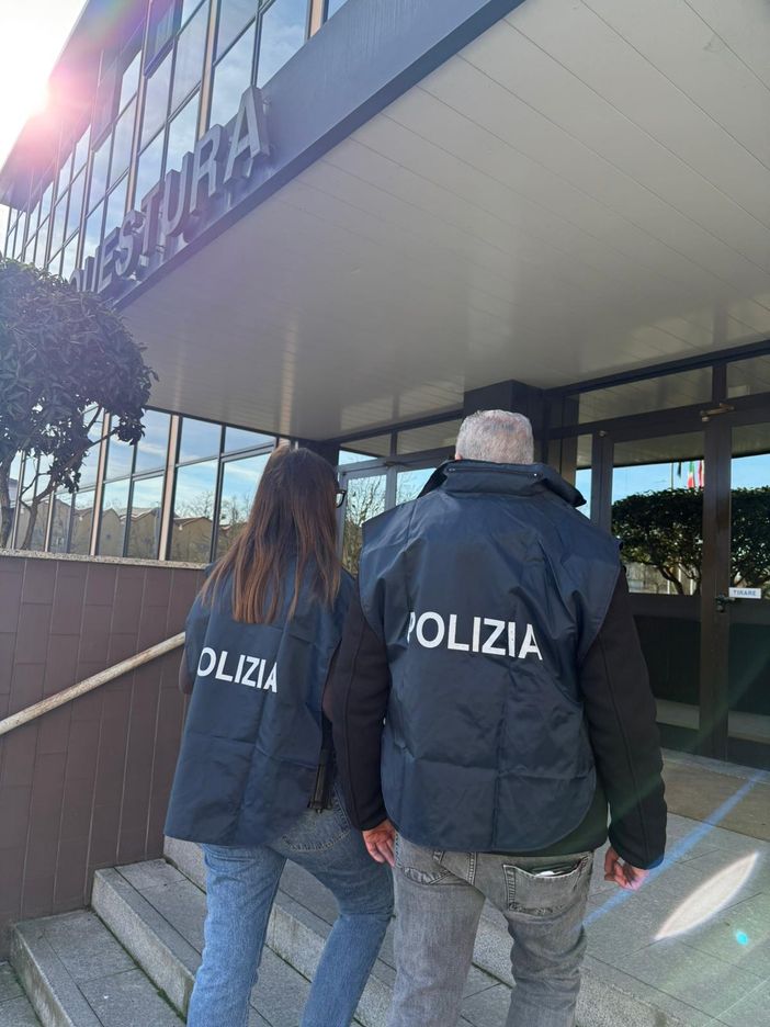 Pavia, tenta il furto al supermercato e spintona la guardia per fuggire: tre persone deferite dalla Polizia di Stato per rapina impropria