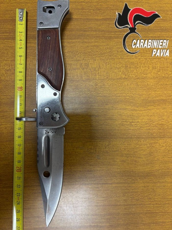 Voghera: gira in strada armato di coltello, denunciato un 30enne Voghera: gira in strada armato di coltello, denunciato un 30enne