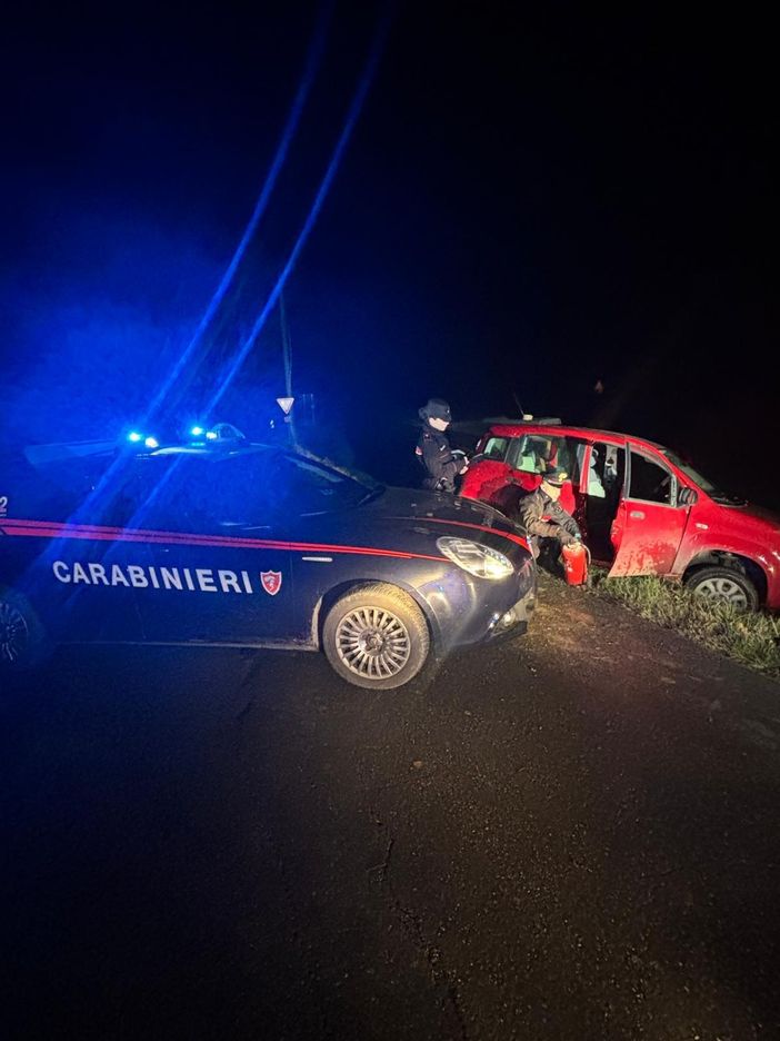 Bressana: cercano di fuggire con l'auto rubata ma finiscono dentro un canale di scolo