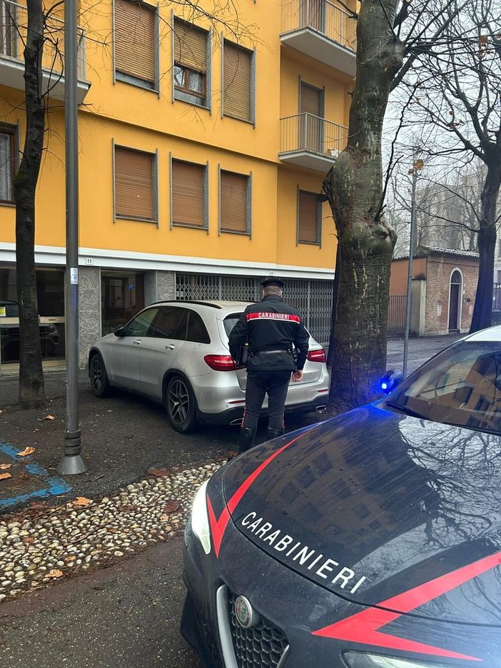 Voghera, sorpreso a rubare su un’auto in sosta: fermato un 52enne