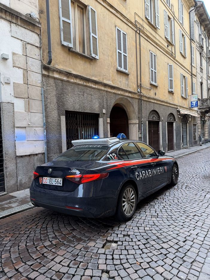 Ordina cibo tramite app di consegna a domicilio e minaccia il rider con una pistola, denunciato un 31enne