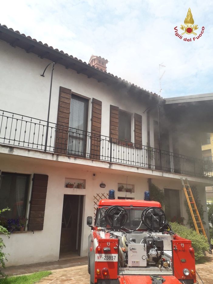 Vigevano: fiamme in un'abitazione di corso Milano, danni ingenti Vigevano: fiamme in un'abitazione di corso Milano, danni ingenti