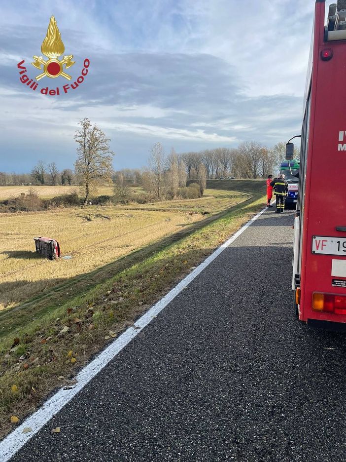 Carbonara al Ticino: esce di strada con l'auto e finisce in un campo, ferita una 24enne