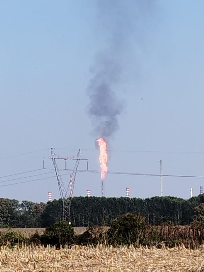 Sannazzaro: fiammata da un camino della raffineria, colonna di fumo inizialmente visibile per alcuni chilometri. Il Comune: "Il problema tecnico sta rientrando" Sannazzaro: fiammata da un camino della raffineria, colonna di fumo inizialmente visibile per alcuni chilometri. Il Comune: "Il problema tecnico sta rientrando"