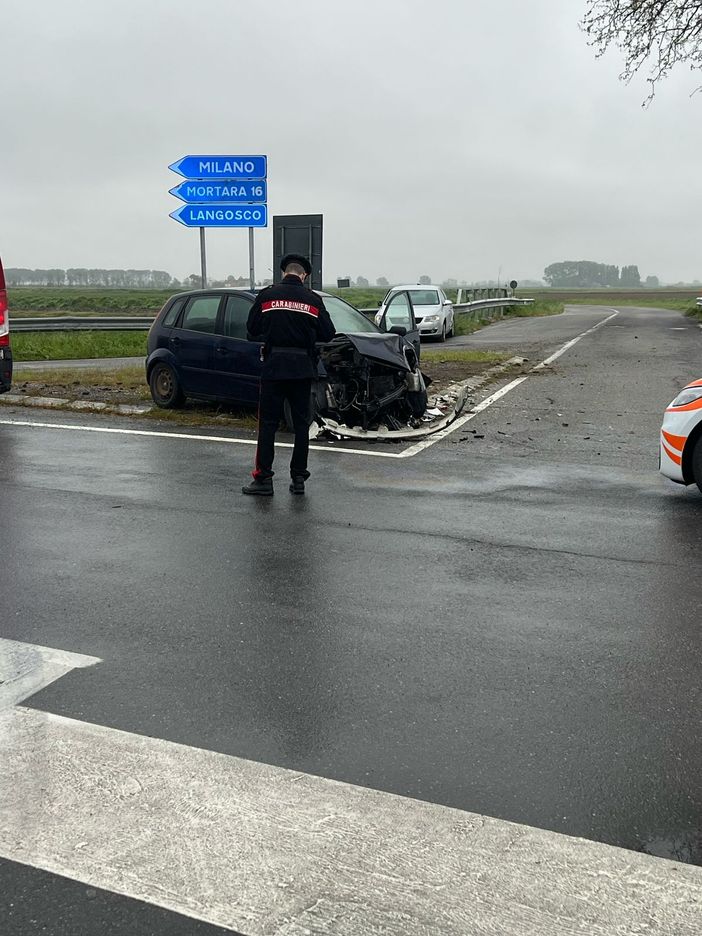 Candia: scontro tra auto sulla provinciale, soccorse quattro persone