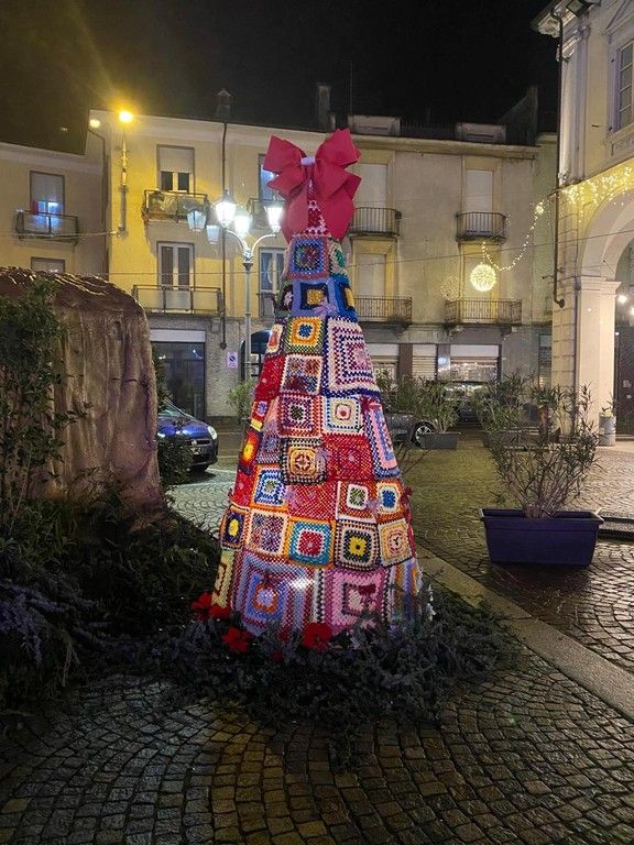 "L'albero del cuore" a Trecate raccoglie 50 pacchi per chi si trova in difficoltà "L'albero del cuore" a Trecate raccoglie 50 pacchi per chi si trova in difficoltà