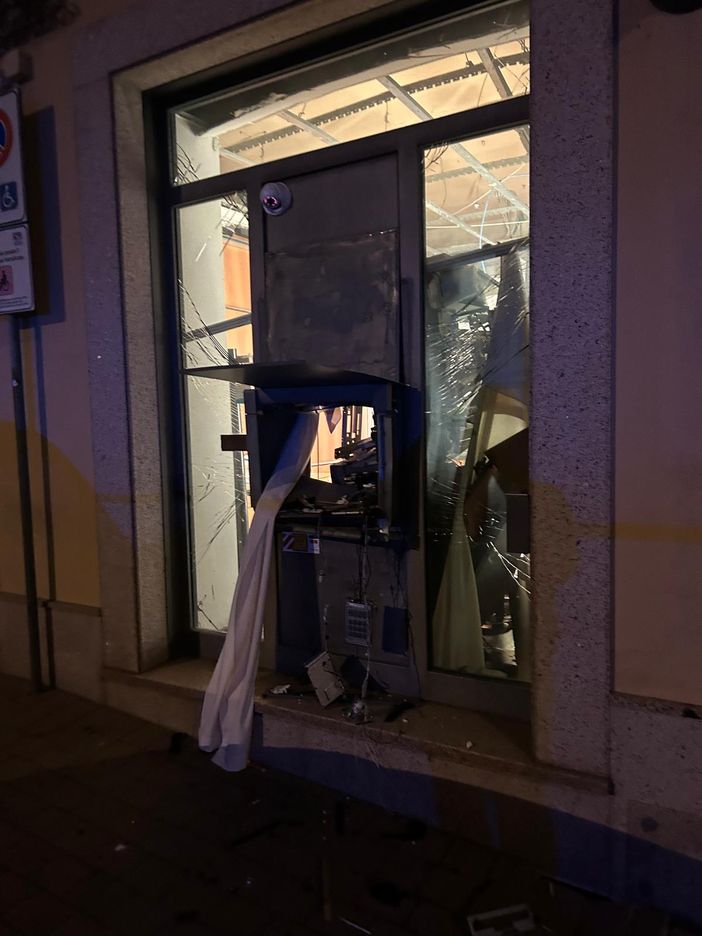 Mortara: boato nella notte in piazza Silvabella, i malviventi fanno esplodere il bancomat della Desio