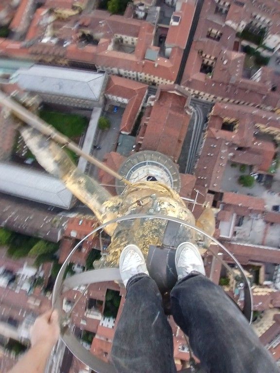 Novara: due ragazzi si arrampicano sulla Cupola Antonelliana per un selfie, denunciati dalla polizia locale Novara: due ragazzi si arrampicano sulla Cupola Antonelliana per un selfie, denunciati dalla polizia locale