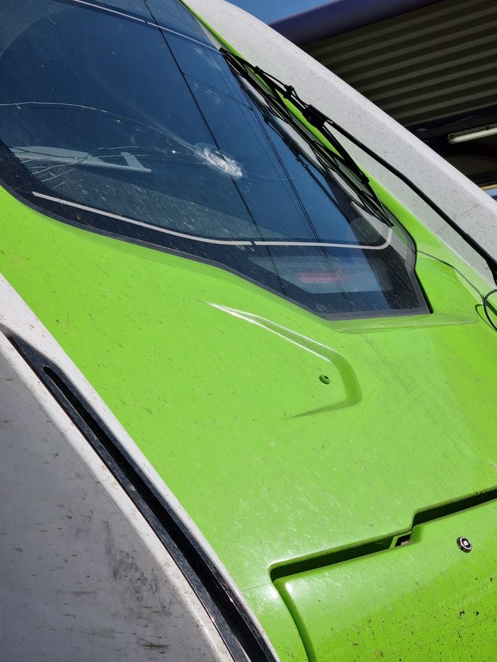 Il treno Caravaggio danneggiato nel pomeriggio di venerdì 12 aprile Il treno Caravaggio danneggiato nel pomeriggio di venerdì 12 aprile