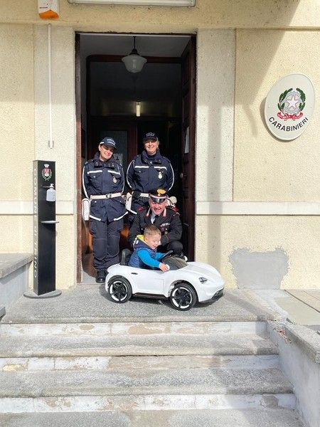 Trino: raccontano sui social la sparizione dell'auto elettrica del figlio, carabinieri e Polizia locale la recuperano