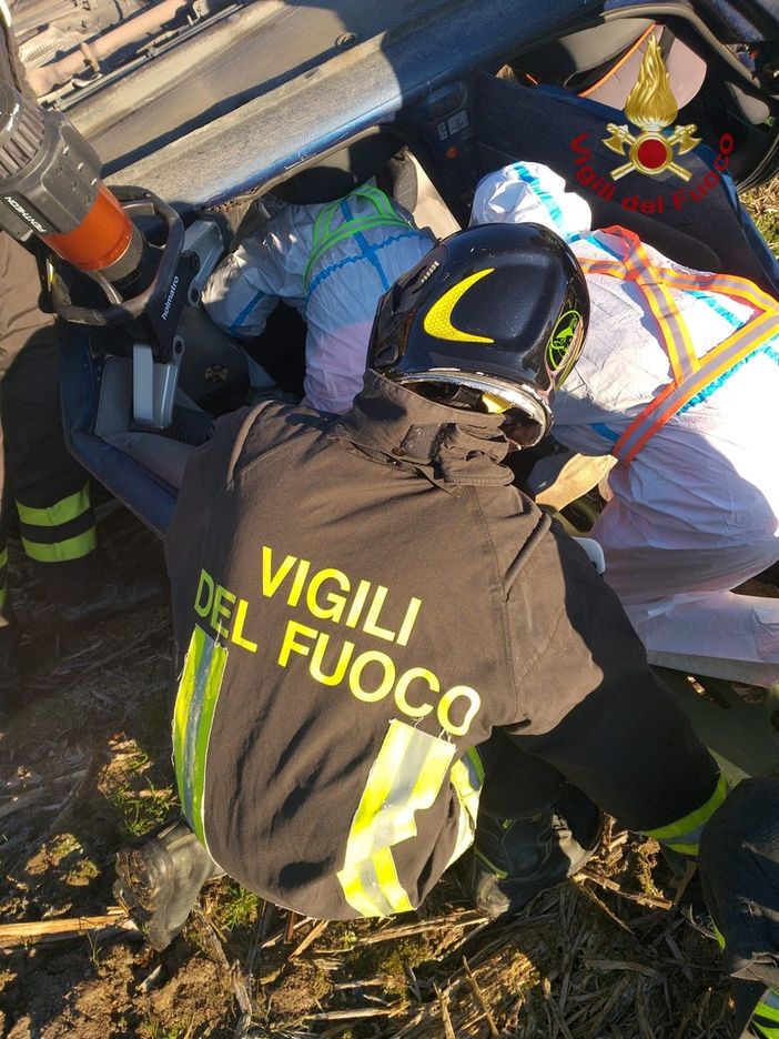 Pavese: si ribalta in un campo con l'auto, i Vigili del fuoco liberano il conducente dalle lamiere Pavese: si ribalta in un campo con l'auto, i Vigili del fuoco liberano il conducente dalle lamiere