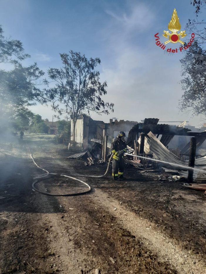 Pavia: rogo divora cascina in Strada Belvedere Pavia: rogo divora cascina in Strada Belvedere