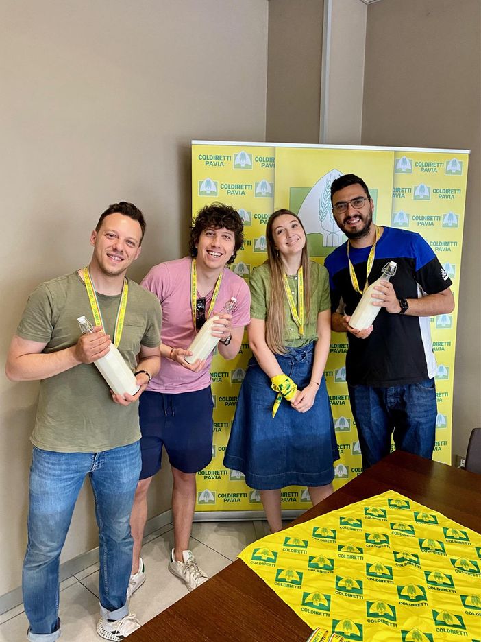 Latte, in Lombardia il 45% di quello italiano. Coldiretti Pavia consegna bottiglia agli Autogol