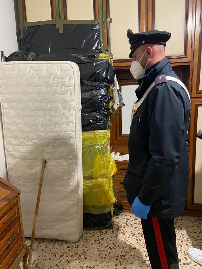 Occulta il cadavere dell'anziana madre per continuare a percepirne la pensione, 50enne denunciato dai Carabinieri Occulta il cadavere dell'anziana madre per continuare a percepirne la pensione, 50enne denunciato dai Carabinieri