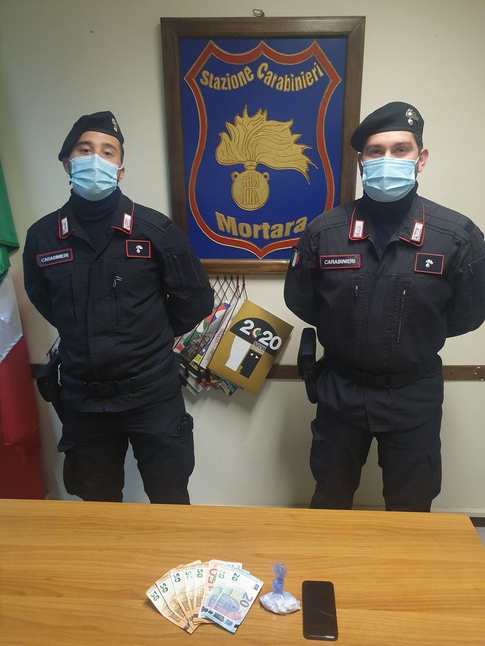 Mortara: non si ferma all'alt dei carabinieri e fugge a piedi con la cocaina, individuato e arrestato un 32enne Mortara: non si ferma all'alt dei carabinieri e fugge a piedi con la cocaina, individuato e arrestato un 32enne