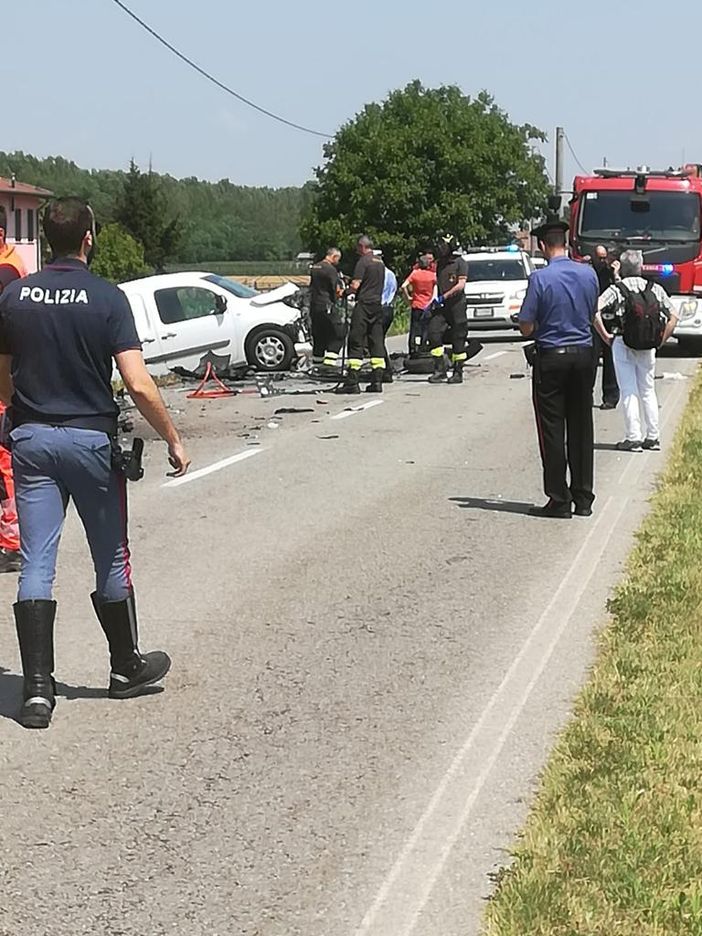 Gambolò: scontro lungo la provinciale 183, sul posto l'elisoccorso Gambolò: scontro lungo la provinciale 183, sul posto l'elisoccorso
