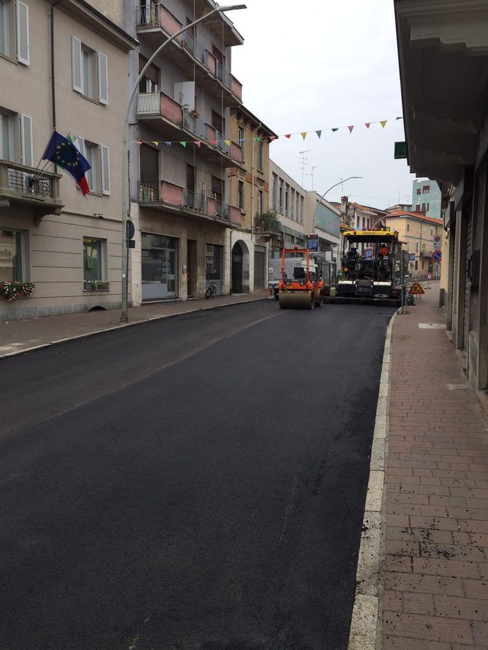 - FOTONOTIZIA - Vigevano: prosegue la stesura dell'asfalto in corso Novara