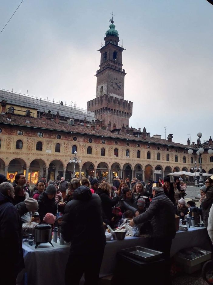 FOTOGALLERY - La Befana ha fatto tappa anche a Vigevano