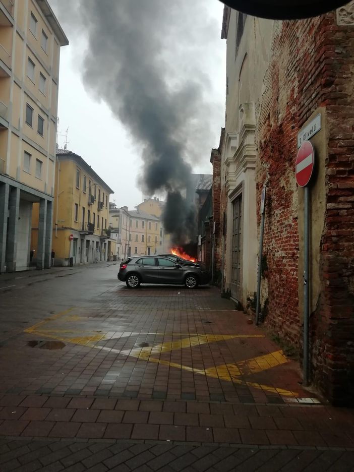 Mortara: in fiamme un'auto in piazza Olivelli, intervengono i vigili del fuoco