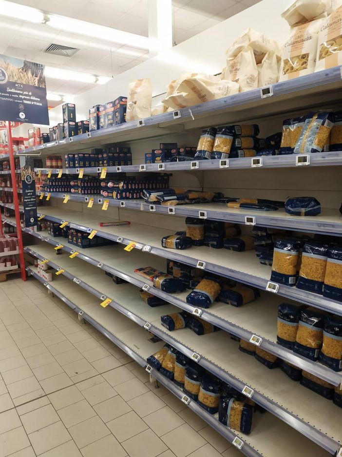 Vigevano, nessuna emergenza scorte, ma scaffali semivuoti. In Esselunga, il personale Esserbella supporterà i colleghi del punto vendita