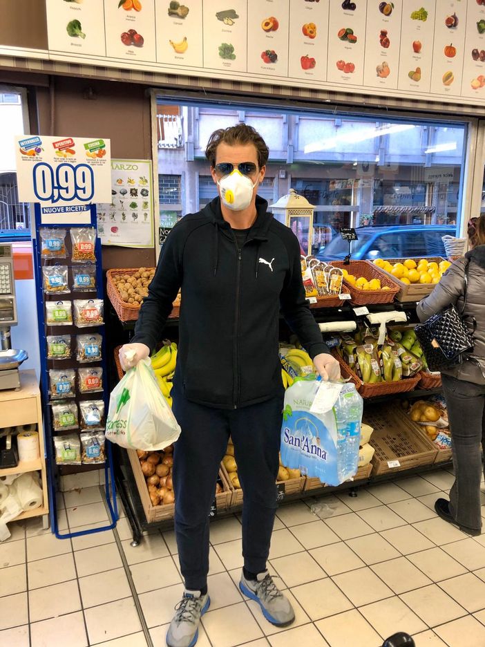Vigevano, lo sport in prima linea per affrontare l'emergenza Coronavirus: Andrea Giannini porta la spesa agli over 65 Vigevano, lo sport in prima linea per affrontare l'emergenza Coronavirus: Andrea Giannini porta la spesa agli over 65