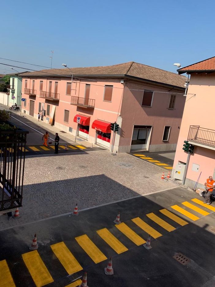 Gambolò, effettuata la segnaletica orizzontale all’incrocio dell’ex “semaforo sospeso”