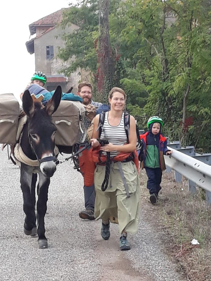 Robbio, famiglia francese transita sulla via Francigena in compagnia di figli ed asinelli Robbio, famiglia francese transita sulla via Francigena in compagnia di figli ed asinelli