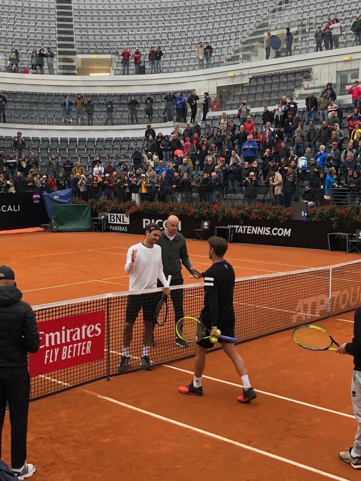 Baldi e Federer sul centrale del Foro Italico di Roma al termine della loro sessione di allenamento