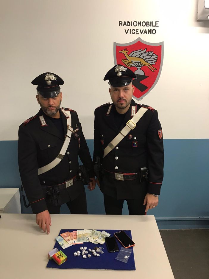 Vigevano: sorpreso mentre vendeva una dose di stupefacente a un minorenne in piazza Ducale, in manette un 19enne Vigevano: sorpreso mentre vendeva una dose di stupefacente a un minorenne in piazza Ducale, in manette un 19enne