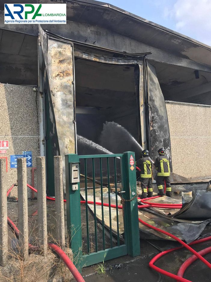 Incendio Settimo Milanese, primi monitoraggi Arpa escludono sostanze inquinanti Incendio Settimo Milanese, primi monitoraggi Arpa escludono sostanze inquinanti