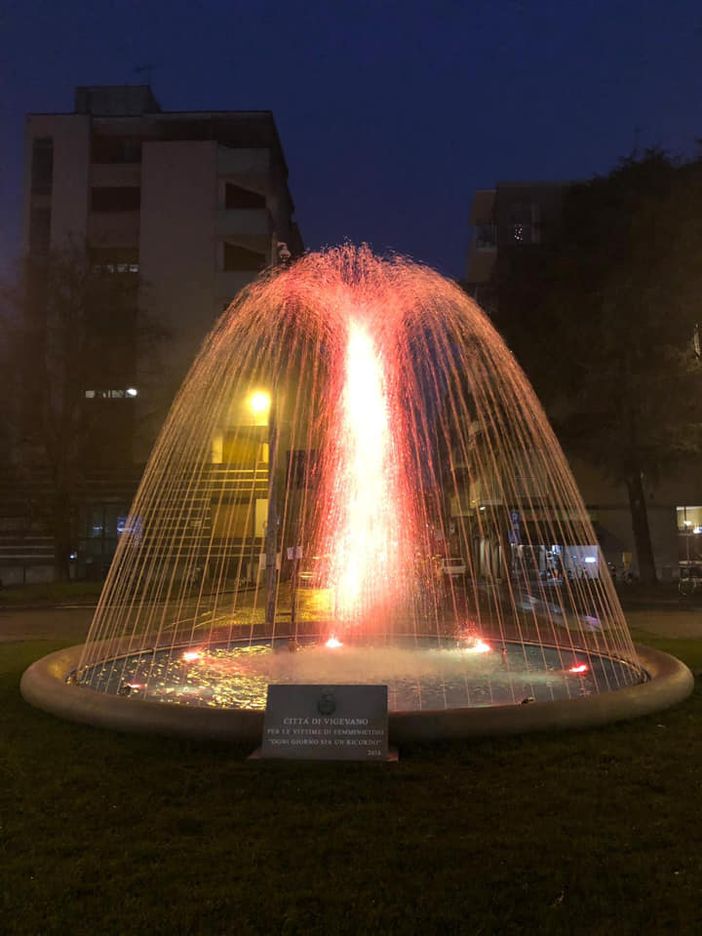 - FOTONOTIZIA E VIDEO - Vigevano: inaugurata la fontana a colori