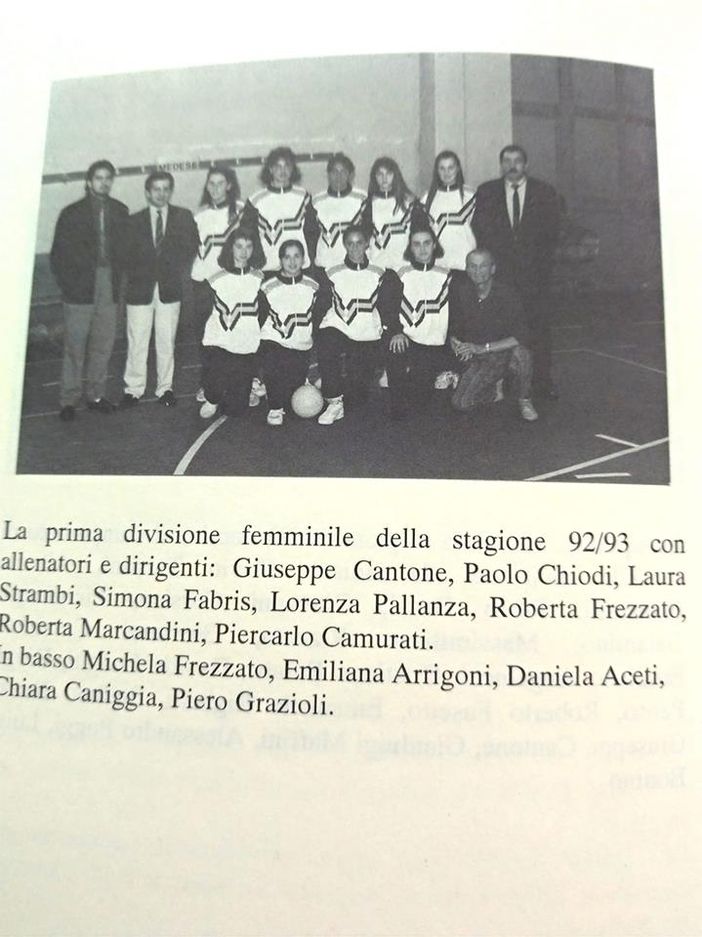 Sotto una storica foto della Prima Divisione femminile anno 92/93 con ritratto Pier Carlo Camurati ultimo a destra in piedi Sotto una storica foto della Prima Divisione femminile anno 92/93 con ritratto Pier Carlo Camurati ultimo a destra in piedi