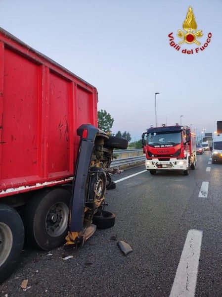 Incidente sulla A4, un furgone urta un camion fermo Incidente sulla A4, un furgone urta un camion fermo