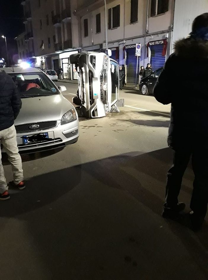 Vigevano: si ribaltano con l'auto in corso Torino, coinvolte sei persone Vigevano: si ribaltano con l'auto in corso Torino, coinvolte sei persone
