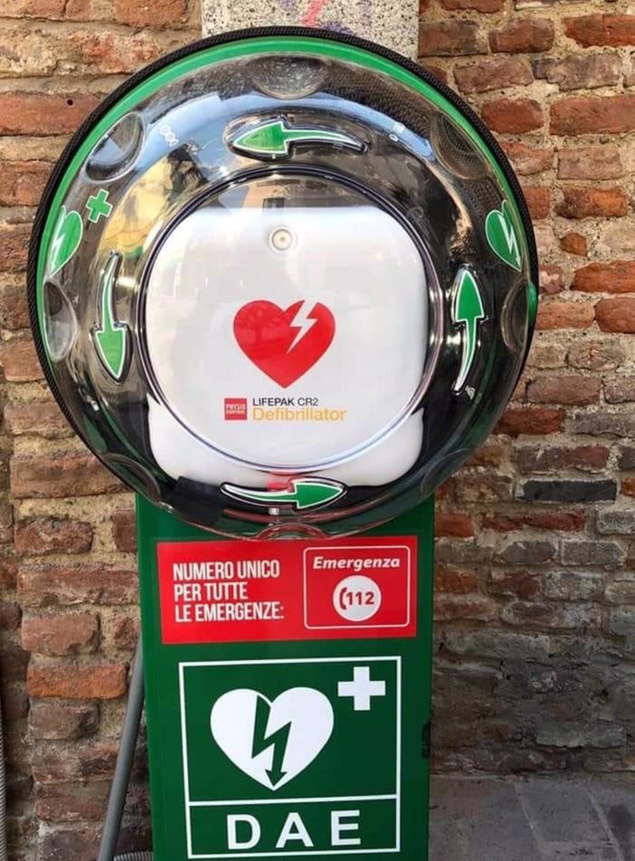 Robbio, nuovo defibrillatore in via Roma in memoria di Marco Piolatto Robbio, nuovo defibrillatore in via Roma in memoria di Marco Piolatto