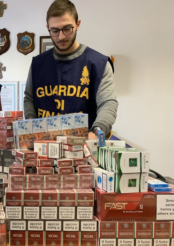 La Gdf di Milano sequestra 100 chili di sigarette di contrabbando La Gdf di Milano sequestra 100 chili di sigarette di contrabbando