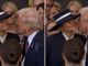 Trump, il saluto con 'non bacio' a Melania - Video