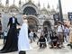 Flash mob di protesta e ultimi arrivi vip, a Venezia è ora della prima festa nuziale di Bezos e Sanchez