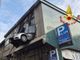 Milano, anziano sfonda con l’auto il muro del garage e resta sospeso a 8 metri