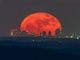 La foto della Luna rossa che attraversa lo skyline di Milano è nata sulle alture del lago Maggiore La foto della Luna rossa che attraversa lo skyline di Milano è nata sulle alture del lago Maggiore