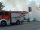 Casteggio: auto in fiamme di fronte a un distributore di benzina sulla statale 10