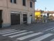 Magenta: giovane automobilista nella notte prende male la curva per Pontevecchio e sfonda la cler del Cicli Battistella