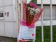 Magenta: &quot;No green pass&quot; depongono un mazzo di fiori sui cancelli del Fornaroli per omaggiare i sanitari prima sospesi e poi reintegrati
