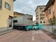 Magenta, l’autista del tir si perde nel centro e rimane incastrato tra via Volta e via Pusterla bloccando tutto