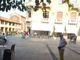 Magenta: ladro inseguito dai cittadini in piazza Liberazione abbandona la borsa appena rubata, intervengono anche i carabinieri