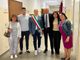 Da sx: Franca Autelli (consigliera comunale), Riccardo Invernizzi (Assessore Pubblica Istruzione), Simone Molinari (Sindaco), Presidente Le Vele, Livia Andolfi (Dirigente Le Vele) e insegnate Le Vele