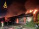 Pavia: incendio nella notte divora un capannone in via Rismondo, le immagini dei soccorsi