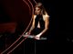 Francesca Fagnani con un vestito tutto luce e trasparenze fa il suo ingresso &quot;selvaggio&quot; all'Ariston