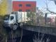 Paura a Castellanza: camion in bilico sul ponte