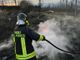 Lomello: incendio di rifiuti e sterpaglie vicino all'Agogna